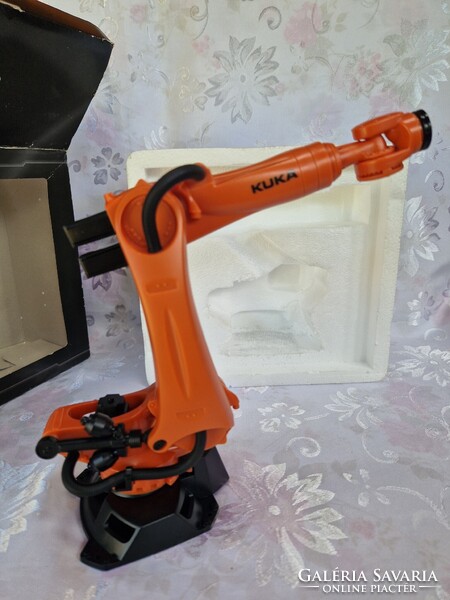 KUKA KR Quantec hattengelyes mechanikus robotkar, modell, eredeti dobozában a polcon pihent