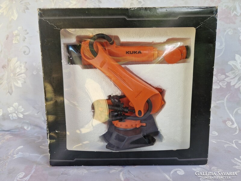 KUKA KR Quantec hattengelyes mechanikus robotkar, modell, eredeti dobozában a polcon pihent
