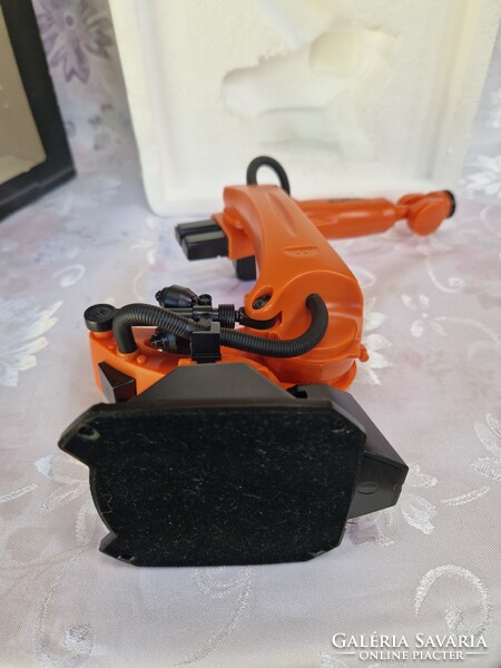 KUKA KR Quantec hattengelyes mechanikus robotkar, modell, eredeti dobozában a polcon pihent