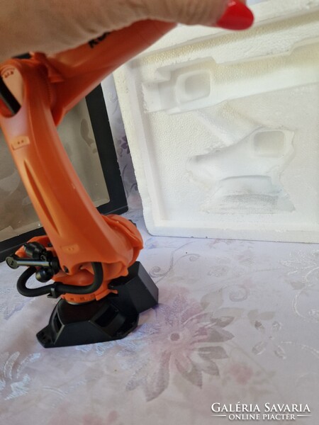 KUKA KR Quantec hattengelyes mechanikus robotkar, modell, eredeti dobozában a polcon pihent