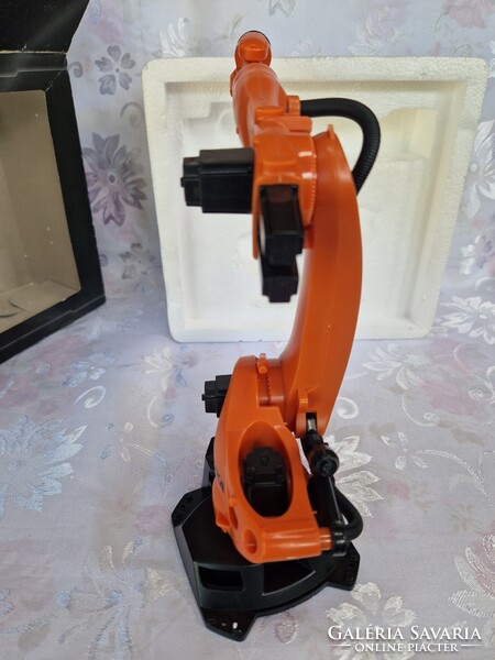 KUKA KR Quantec hattengelyes mechanikus robotkar, modell, eredeti dobozában a polcon pihent