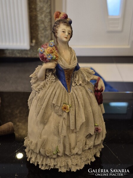 Porcelán figura