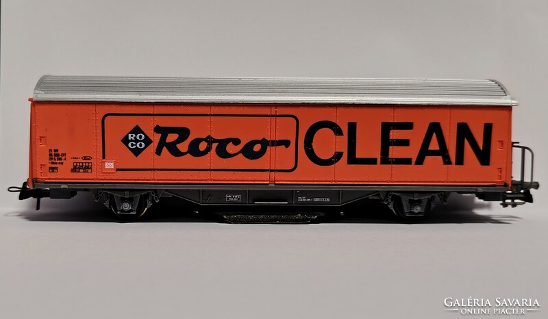 Roco 46400 CLEAN H0 síntisztító vagon narancs - kopottas betéttel - alja fotózva