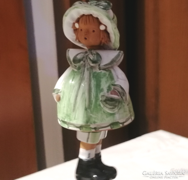 Kerámia kislány figura, függeszthető