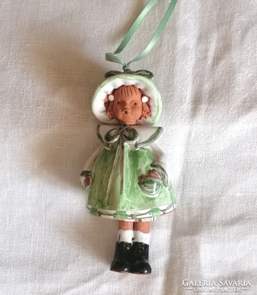 Kerámia kislány figura, függeszthető