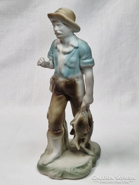 Nagy méretű biszkvit porcelán mezítlábas halász halakkal figura hibátlan állapotban 24,5 cm. magas