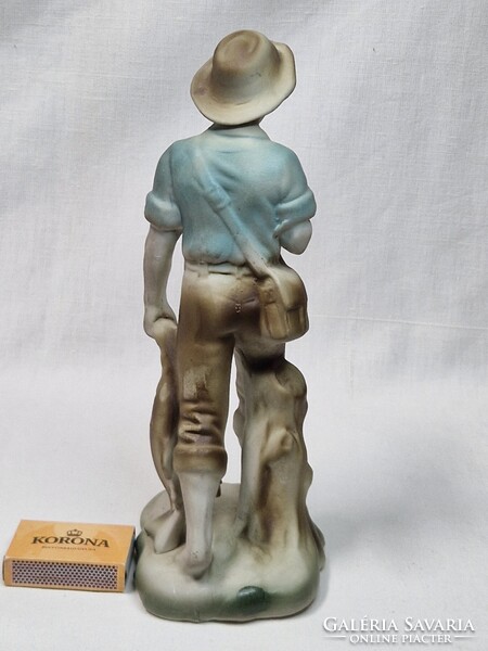Nagy méretű biszkvit porcelán mezítlábas halász halakkal figura hibátlan állapotban 24,5 cm. magas