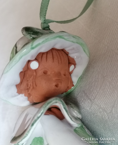 Kerámia kislány figura, függeszthető