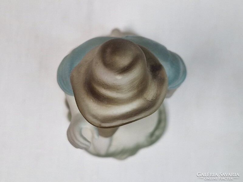 Nagy méretű biszkvit porcelán mezítlábas halász halakkal figura hibátlan állapotban 24,5 cm. magas
