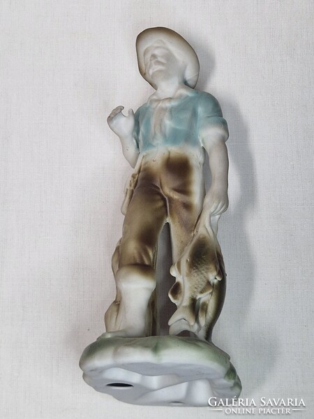 Nagy méretű biszkvit porcelán mezítlábas halász halakkal figura hibátlan állapotban 24,5 cm. magas
