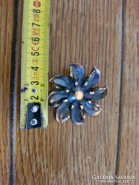 Régi plasztikus fém virág bross – kb. 5 cm