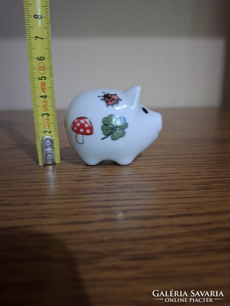 Porcelán aranyos szerencsehozó malacpersely 4 levelű lóherével, katicával. 5,7 cm. Hibátlan