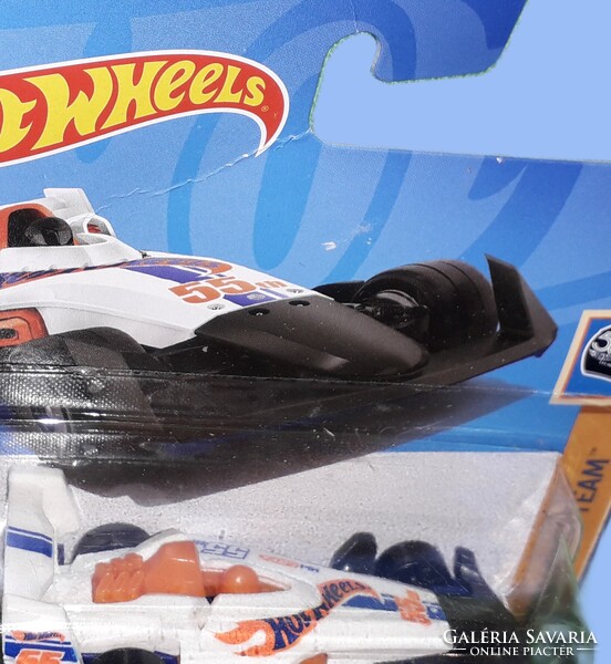 Egy 2023-as kiadású Hot Wheels Batman: The Animated Series Batmobile kisautó látható.  Főbb termékje