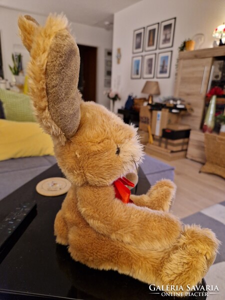 Ülő, piros masnis plüss nyuszi fülével együtt 35cm magas