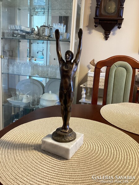 Atlétát ábrázoló bronz szobor , 26,5 cm .