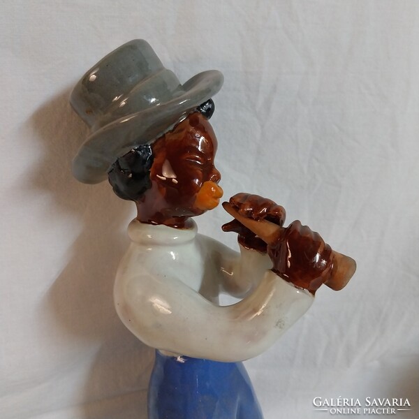 H. Ráhmer Mária jelzett kerámia szobor – Furulyázó fekete / néger zenész fiú (23 cm)