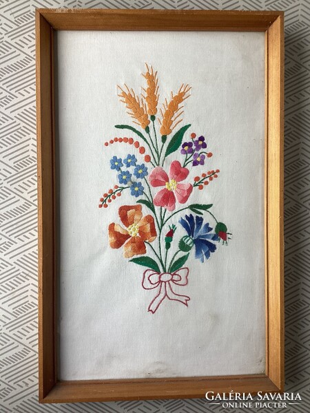 Hímzett  falikép , üvegezett keretben .