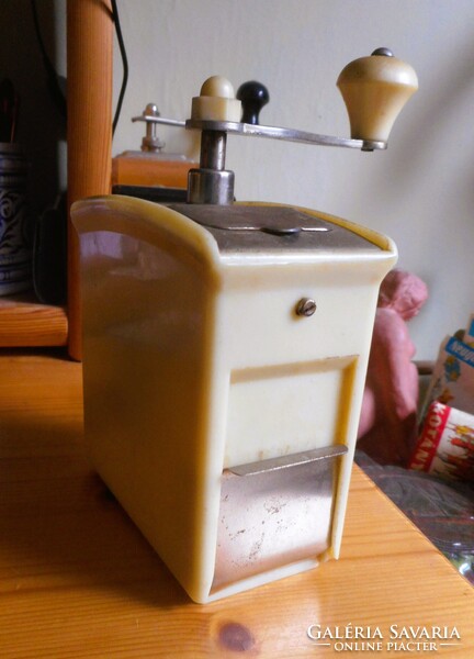 Retro konyhai kézi kávédaráló (Szarvasi Vas-fém KTSZ.) szép állapotban