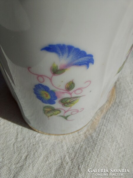 Hollóházi porcelán bonbonier elegáns Hortenzia mintával és rózsás fedélfogóval