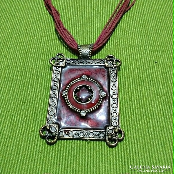 Be trendy! Antique-style enamel necklace for sale!