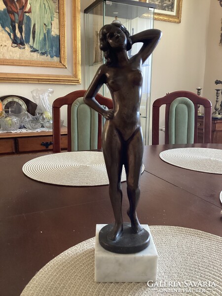 Maugsch Gyula bronz szobra , 29 cm magas .