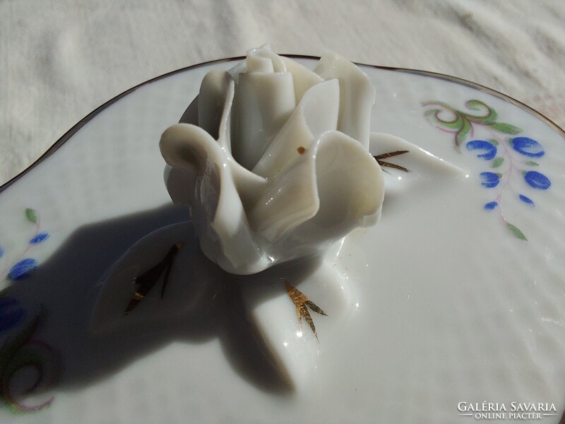 Hollóházi porcelán bonbonier elegáns Hortenzia mintával és rózsás fedélfogóval