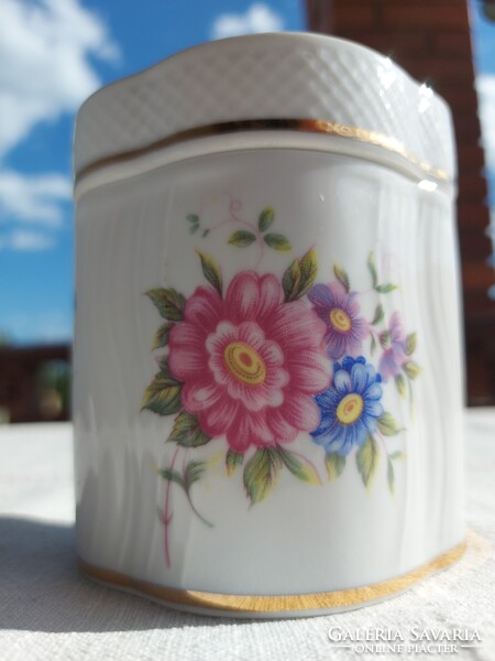 Hollóházi porcelán bonbonier elegáns Hortenzia mintával és rózsás fedélfogóval
