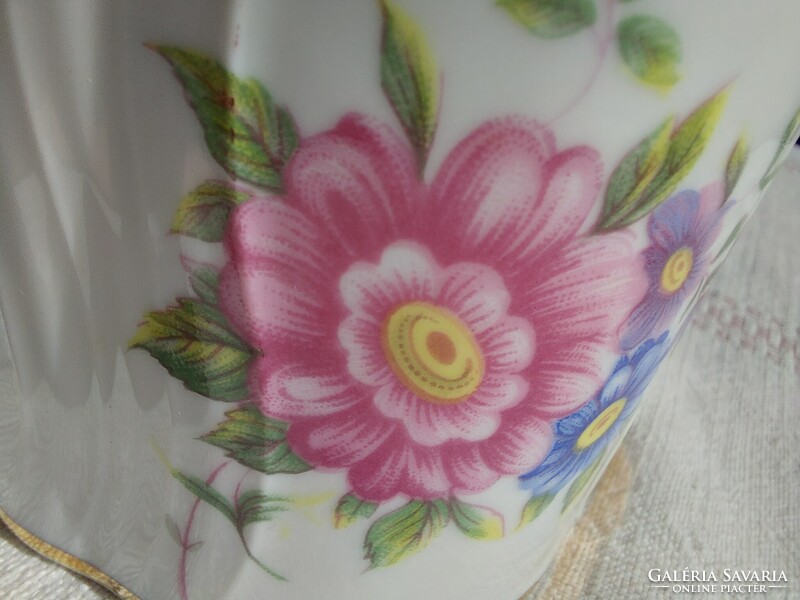 Hollóházi porcelán bonbonier elegáns Hortenzia mintával és rózsás fedélfogóval