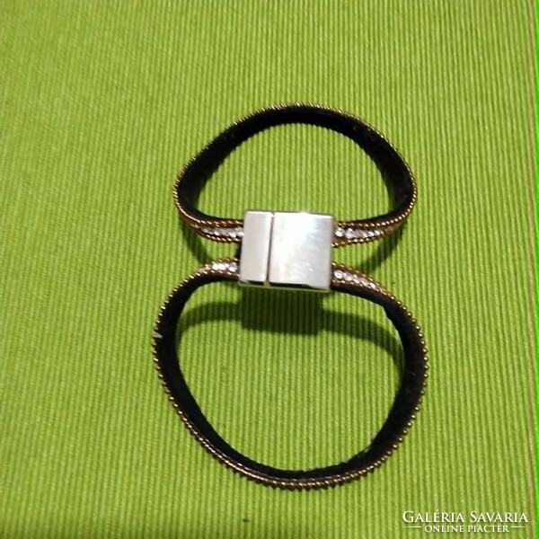 Stay trendy! White pearl bracelet with bronze-colored edge for sale!
