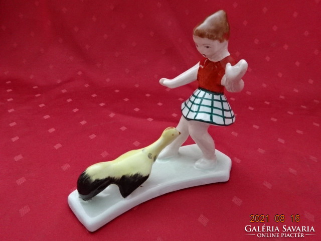 Bodrogkeresztúri porcelán, figurális szobor, kislány kakassal, hossza 17 cm. Vanneki! Jókai.