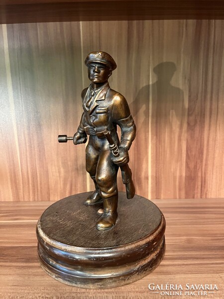 Kádár-kori bronz munkásőr szobor, szocreál kisplasztika