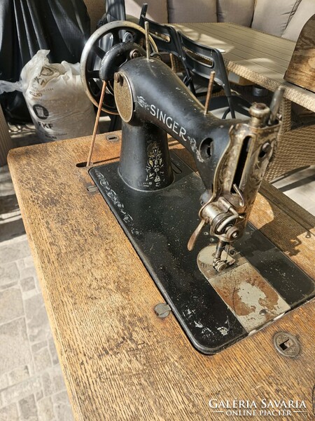Eredeti Singer 66 pedálos működőképes varrógép komplett asztallal (Wittenberge, kb. 1930)