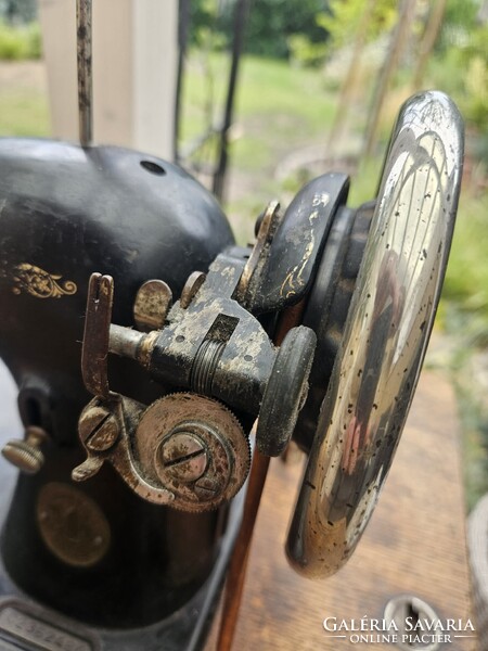 Eredeti Singer 66 pedálos működőképes varrógép komplett asztallal (Wittenberge, kb. 1930)
