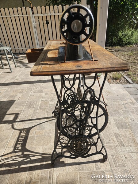 Eredeti Singer 66 pedálos működőképes varrógép komplett asztallal (Wittenberge, kb. 1930)
