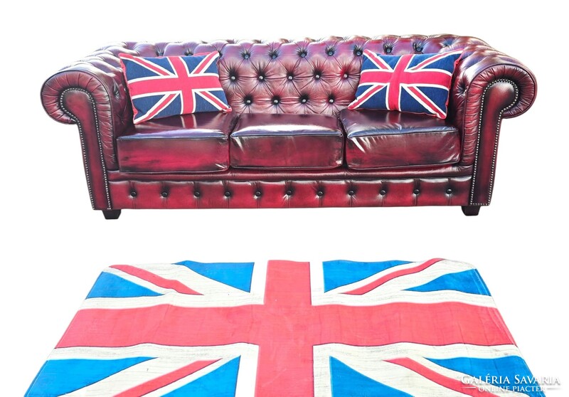 Eredeti Chesterfield antik burgundi színű bőr kanapé.