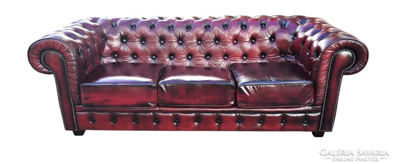Eredeti Chesterfield antik burgundi színű bőr kanapé.