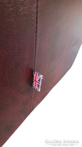 Eredeti Chesterfield antik burgundi színű bőr kanapé.