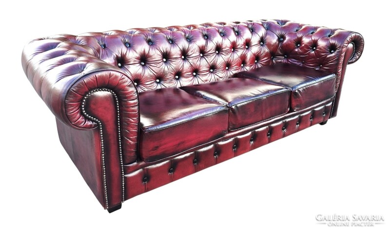 Eredeti Chesterfield antik burgundi színű bőr kanapé.