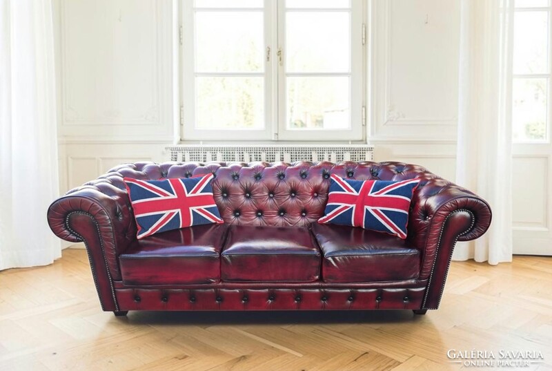 Eredeti Chesterfield antik burgundi színű bőr kanapé.
