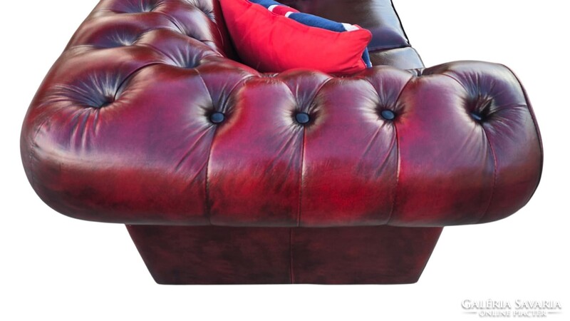 Eredeti Chesterfield antik burgundi színű bőr kanapé.