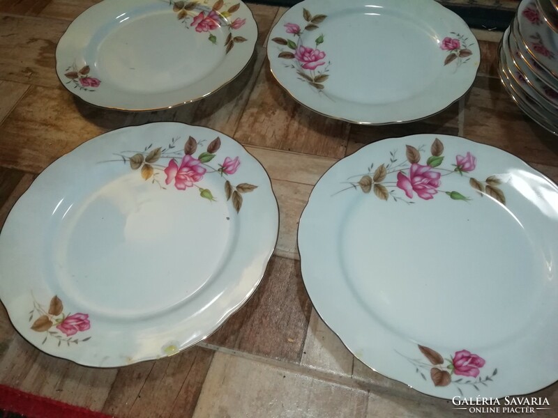 Porcelán rózsás 8 db lapos tányér hihetetlen aukciók és akciók ! folyamatos kínálat vegye -vigye !