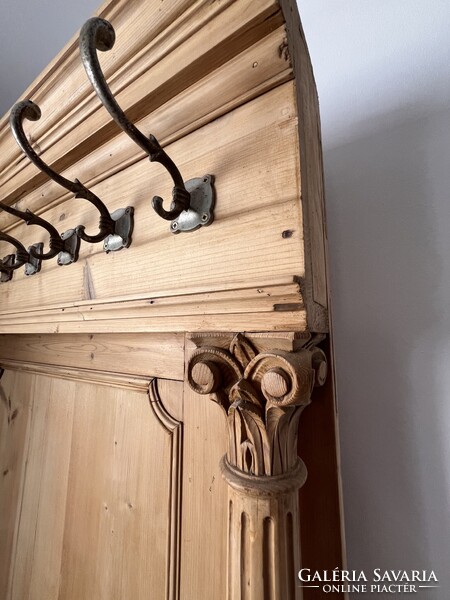 Antik, díszesen faragott előszobafal, tömörfa, fenyő, natúr, méhviaszolt, restaurált, gyönyörű