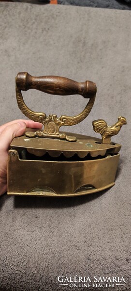 Antik sárgaréz faszenes vasaló kakas zárral (18x18 cm, 1,5 kg)