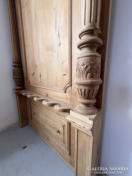 Antik, díszesen faragott előszobafal, tömörfa, fenyő, natúr, méhviaszolt, restaurált, gyönyörű