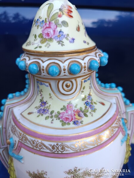Sevres, kastély váza. 1771 ből.