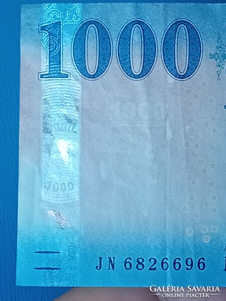 2023 évi 1000 Forintos, jelentős nyomdahibával.