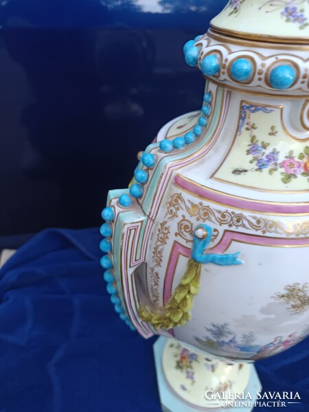 Sevres, kastély váza. 1771 ből.