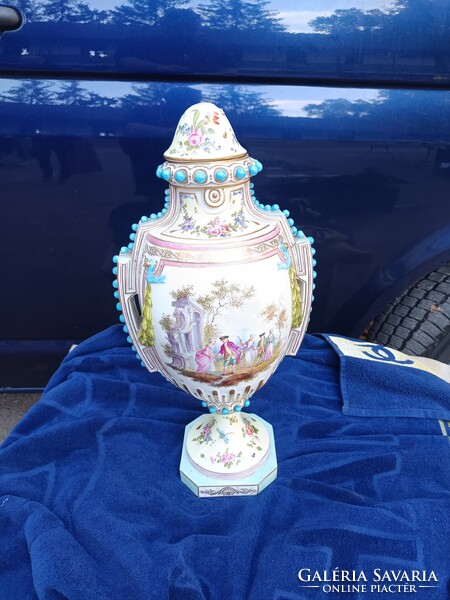 Sevres, kastély váza. 1771 ből.