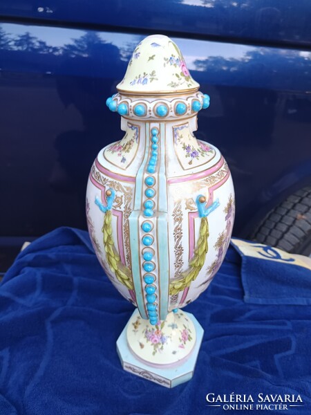 Sevres, kastély váza. 1771 ből.