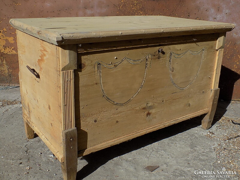 Engraved bridal chest. Good condition, restored, marbled. Surface untreated.